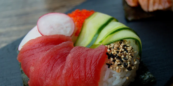 Sushi donuty: 2 či 4 kousky s flambovaným lososem a dalšími pochoutkami