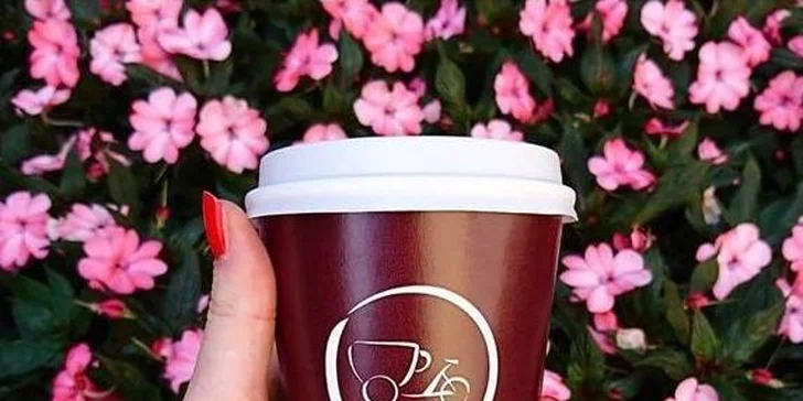Káva z mobilní kavárny na Moravském náměstí: cappuccino nebo caffè latte