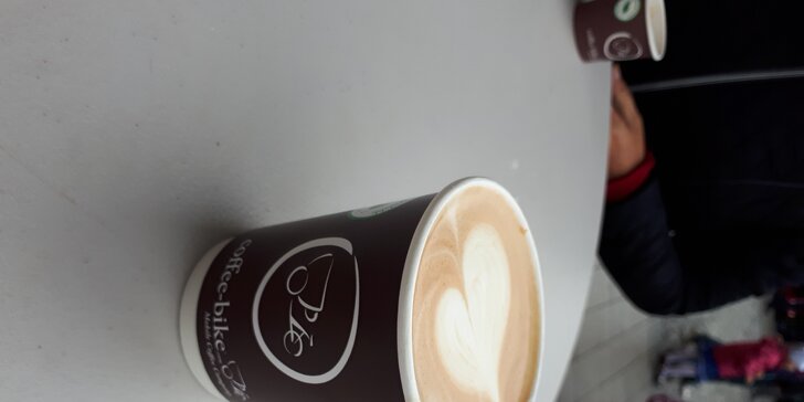 Káva z mobilní kavárny na Moravském náměstí: cappuccino nebo caffè latte