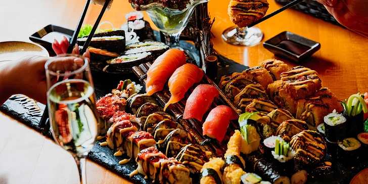  Samozřejmostí jsou i veškeré pochutiny, které se k japonským rolkám podávají: sójová omáčka, wasabi a zázvor.