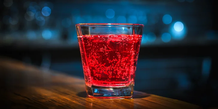 Vodka s malinovkou, gin s tonicem a další míchané drinky dle výběru