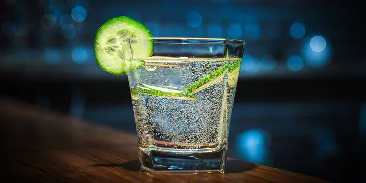 Vodka s malinovkou, gin s tonicem a další míchané drinky dle výběru