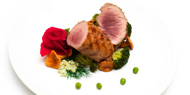 Vaří tu tradiční české a staročeské pokrmy i krajové speciality. A suroviny berou od místních farmářů a pěstitelů. 