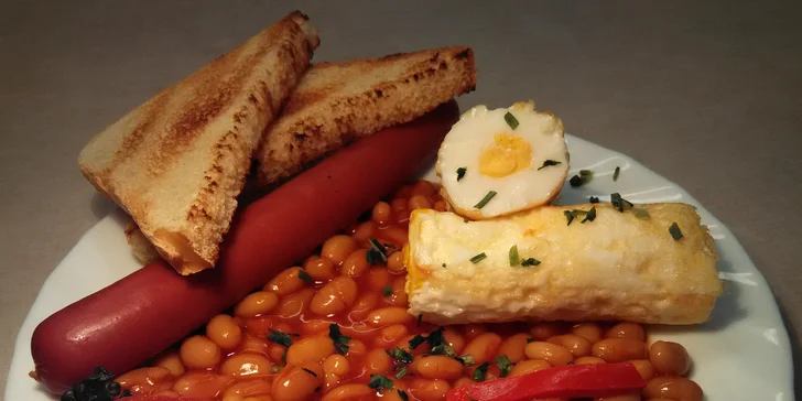 Brunch po anglicku: fazole, vejce, párek pečivo a klidně i nápoj