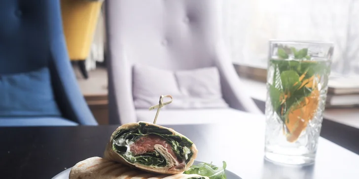 Snídaně na Václavském náměstí: toasty nebo wrapy a velký výběr nápojů