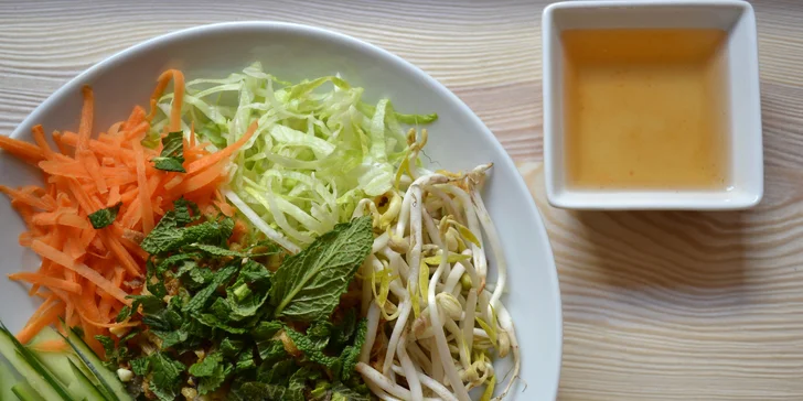 Veganské Bún bò Nam Bộ nebo Bun Cha z čerstvých surovin