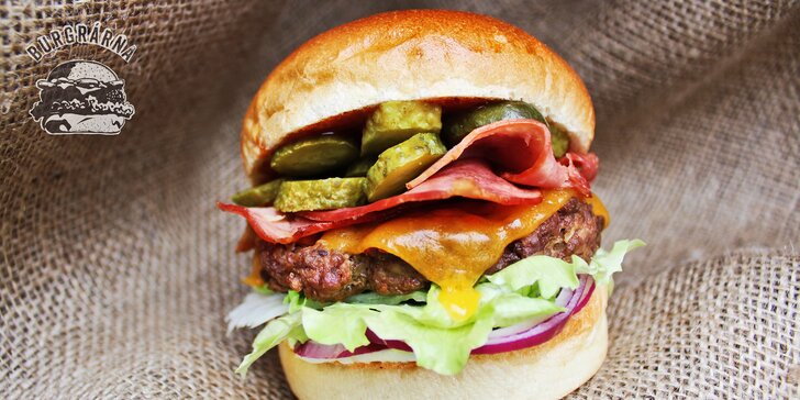 Burger z lokálních zdrojů s masem od řezníka + hranolky nebo Coleslaw
