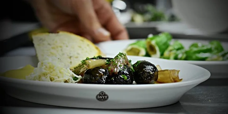 4 talíře teplých a studených tapas podle výběru a 2 piva šnyt
