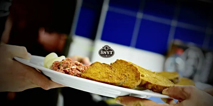 4 talíře teplých a studených tapas podle výběru a 2 piva šnyt