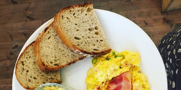Příběh dokonalého rána: Poctivá snídaně nebo brunch uprostřed Žižkova