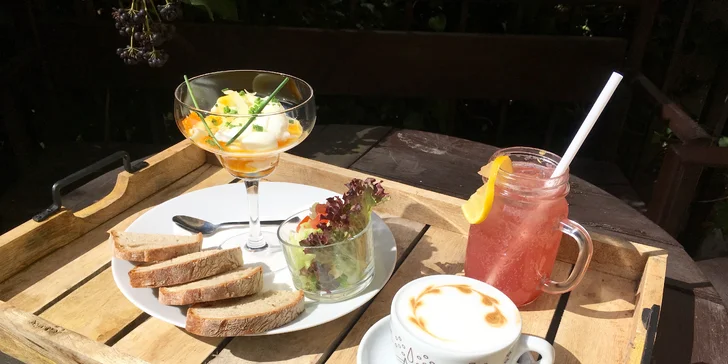 Příběh dokonalého rána: Poctivá snídaně nebo brunch uprostřed Žižkova