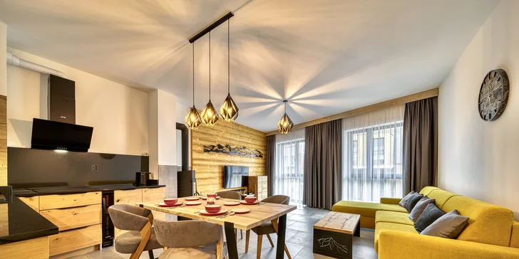 Apartmány i chalety jsou vybaveny obývacím pokojem propojeným s plně vybavenou kuchyní.