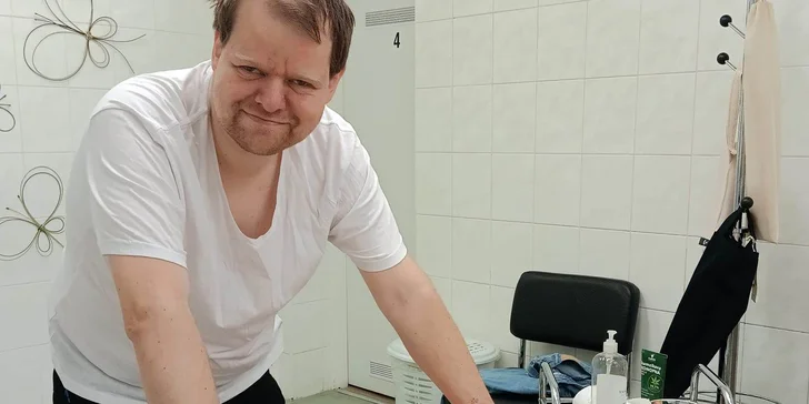 Přijďte na masáž bambusovými tyčkami od nevidomého maséra Milana. 