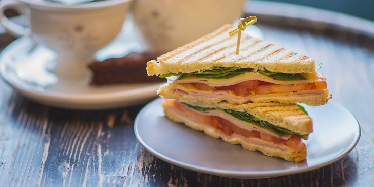 Snídaně na Václavském náměstí: toasty nebo wrapy a velký výběr nápojů