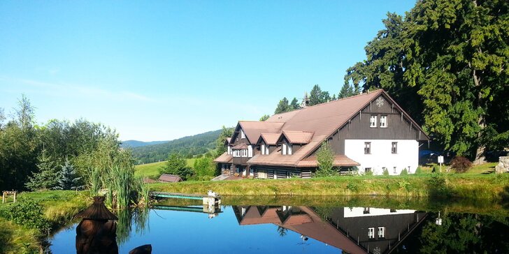 Rodinný pobyt na horské chatě v Krkonoších s polopenzí a venkovním bazénem
