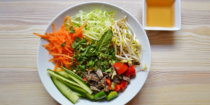 Veganské Bún bò Nam Bộ nebo Bun Cha z čerstvých surovin