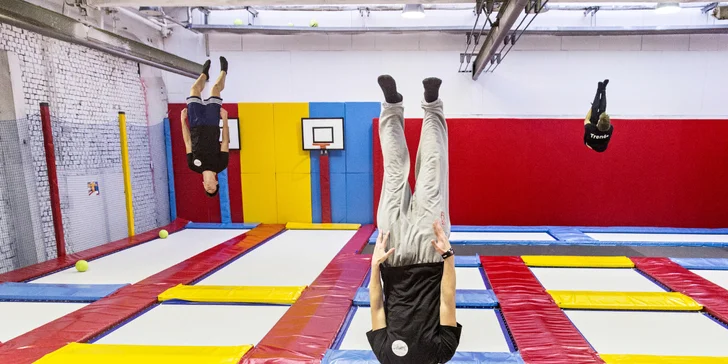 Proskákejte se k radosti z pohybu: hodina v obří trampolínové aréně pro 1 os.