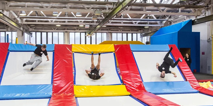 Proskákejte se k radosti z pohybu: hodina v obří trampolínové aréně pro 1 os.