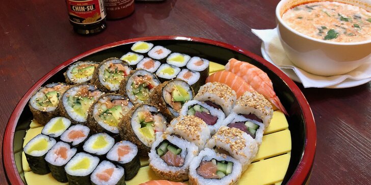Asijská hostina pro 2: set 36 kousků sushi a kuřecí polévka s kokosem