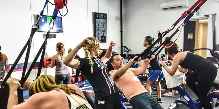 3x fitness s prvky výcviku s vysokou intenzitou, kruhového a funkční tréninku