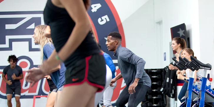 3x fitness s prvky výcviku s vysokou intenzitou, kruhového a funkční tréninku