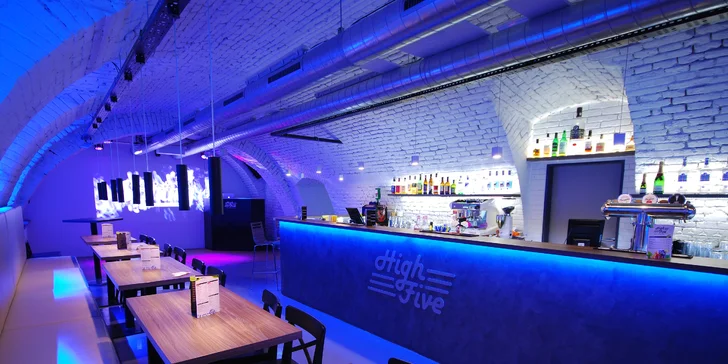 Párty/oslava až pro 20 přátel v HighFive baru: drinky, zábava a Play Zone