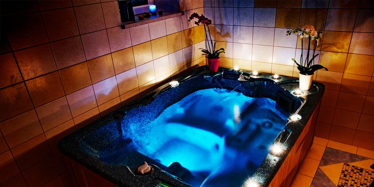 Ve wellness si užijete saunu a vířivku se sklenkou sektu.