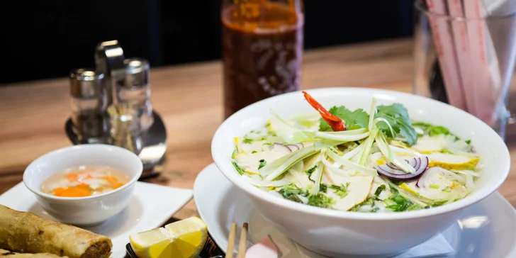 Výběr z asijského menu: Bun bo nam bo, hovězí Pho Bo i Pad thai + závitky