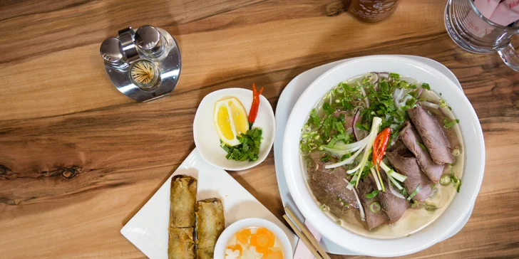 Výběr z asijského menu: Bun bo nam bo, hovězí Pho Bo i Pad thai + závitky