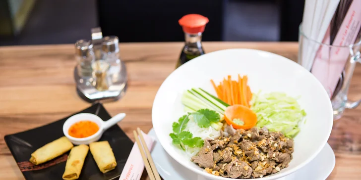 Výběr z asijského menu: Bun bo nam bo, hovězí Pho Bo i Pad thai + závitky
