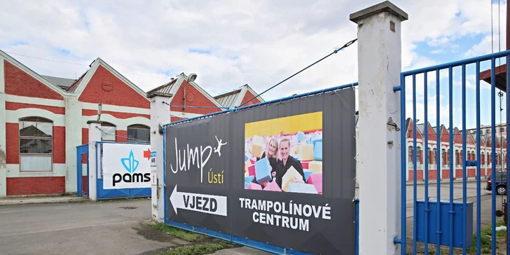 Proskákejte se k radosti z pohybu: hodina v obří trampolínové aréně pro 1 os.