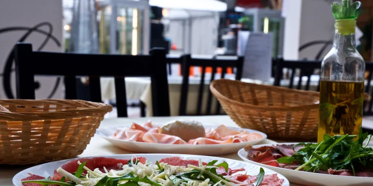 Skvělé hovězí carpaccio z hovězího masa s rukolou a sýrem grana