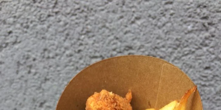 Kyblík s 19 kousky kuřete, kuřecím popcornem, hranolky a omáčkou