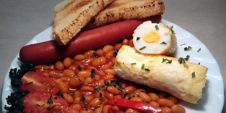 Brunch po anglicku: fazole, vejce, párek pečivo a klidně i nápoj