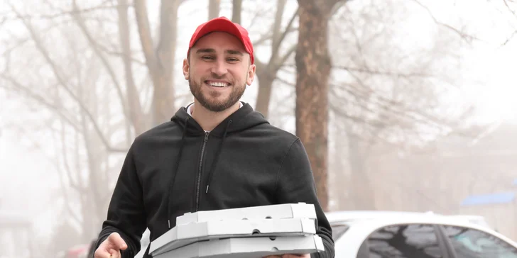 2 křupavé pizzy podle výběru s rozvozem zdarma do vybraných oblastí