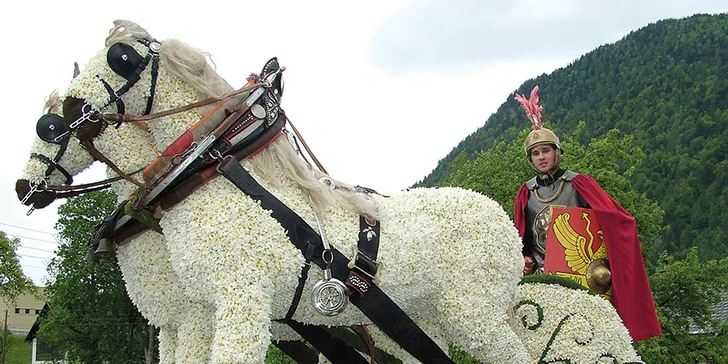 Rakouský největší květinový festival: narcisové korzo a Hallstatt na 1 noc