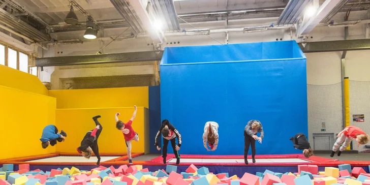 Proskákejte se k radosti z pohybu: hodina v obří trampolínové aréně pro 1 os.