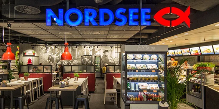 Oběd v Nordsee: grilovaný losos s petrželovými brambory a holandskou omáčkou, domácí limonáda