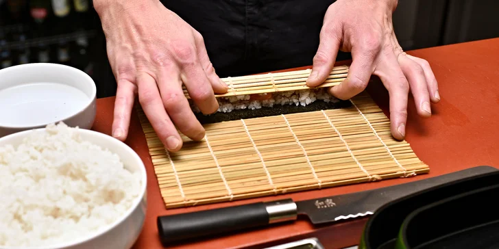 Do tajů přípravy sushi vás zavede kuchař a majitel bistra, který se inspirovalna Novém Zélandu i v Austrálii a jako sushi manager pracoval v pražských restauracích. 