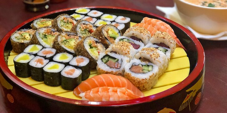 Asijská hostina pro 2: set 36 kousků sushi a kuřecí polévka s kokosem