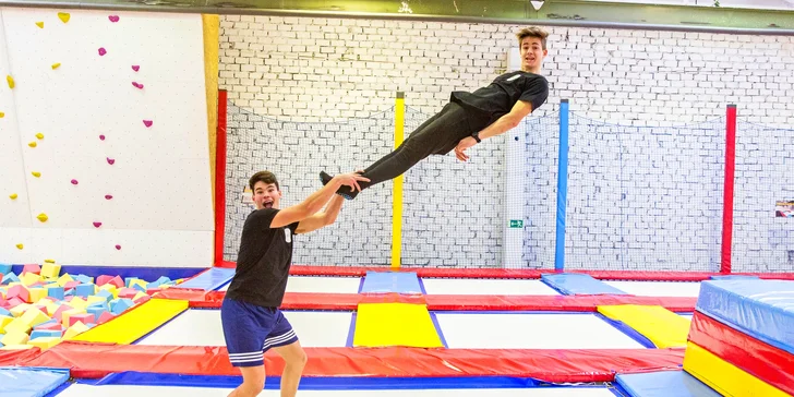 Proskákejte se k radosti z pohybu: hodina v obří trampolínové aréně pro 1 os.