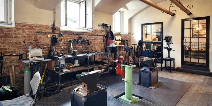 Při workshopu se nejdřív seznámíte s materiály a základními kovářskými postupy.