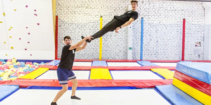 Proskákejte se k radosti z pohybu: hodina v obří trampolínové aréně pro 1 os.