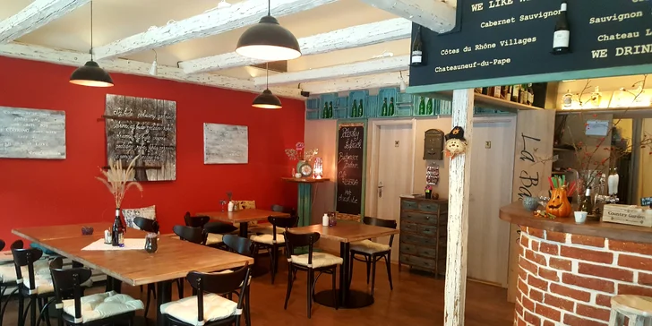 Pochoutka, která má šťávu: Masové fondue pro 2 v restauraci La Bastille