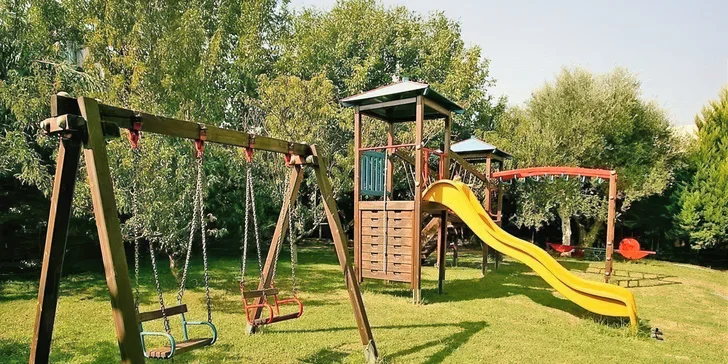 Děti se vyřádí také na hřišti. 