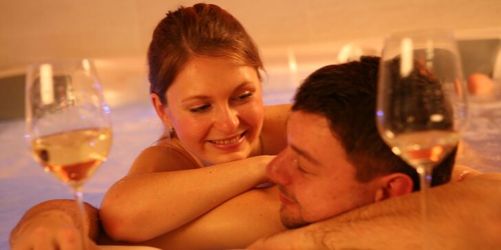 Báječný relax v bublinkách pro 2: privátní wellness s romantikou i sektem