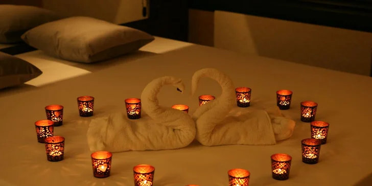Báječný relax v Kleopatřině koupeli pro 2: privátní wellness s romantikou i sektem