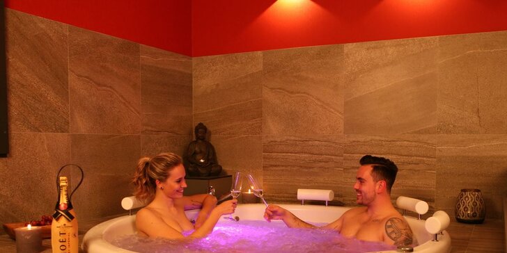 Báječný relax v bublinkách pro 2: privátní wellness s romantikou i sektem