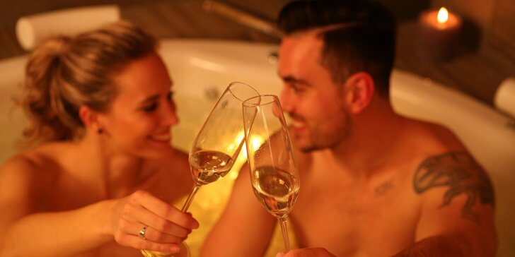 Báječný relax v Kleopatřině koupeli pro 2: privátní wellness s romantikou i sektem