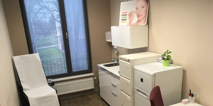 Aplikace botulotoxinu pro vyhlazení vrásek mezi obočím, okolo očí či na čele